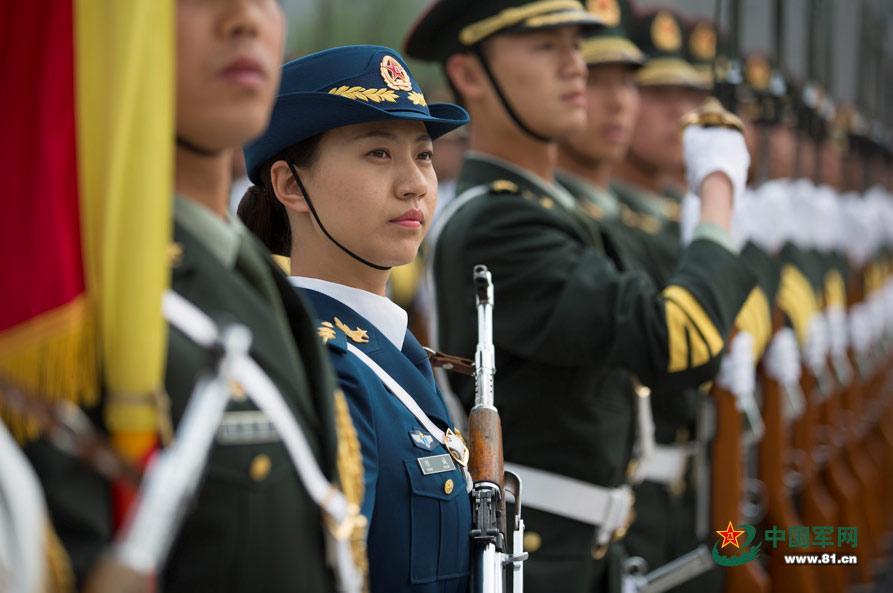 三軍儀仗隊(duì)女兵中隊(duì)，展現(xiàn)新時(shí)代巾幗英雄風(fēng)采，三軍儀仗隊(duì)女兵中隊(duì)，新時(shí)代巾幗英雄的風(fēng)采展現(xiàn)