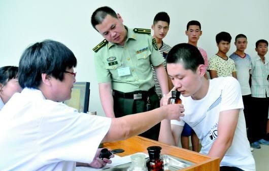 男兵體檢的尷尬圖，理解與尊重的重要性，男兵體檢中的尊重與理解的必要性，尷尬瞬間的思考