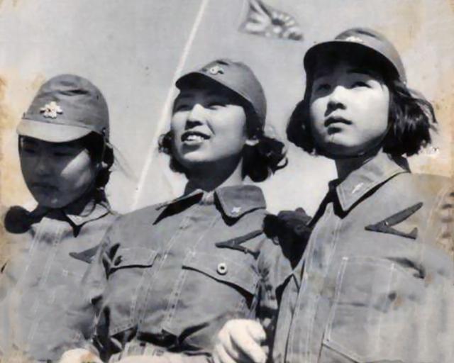 中國女兵敬禮圖片，展現(xiàn)力量與榮耀的象征，中國女兵敬禮，力量與榮耀的展現(xiàn)