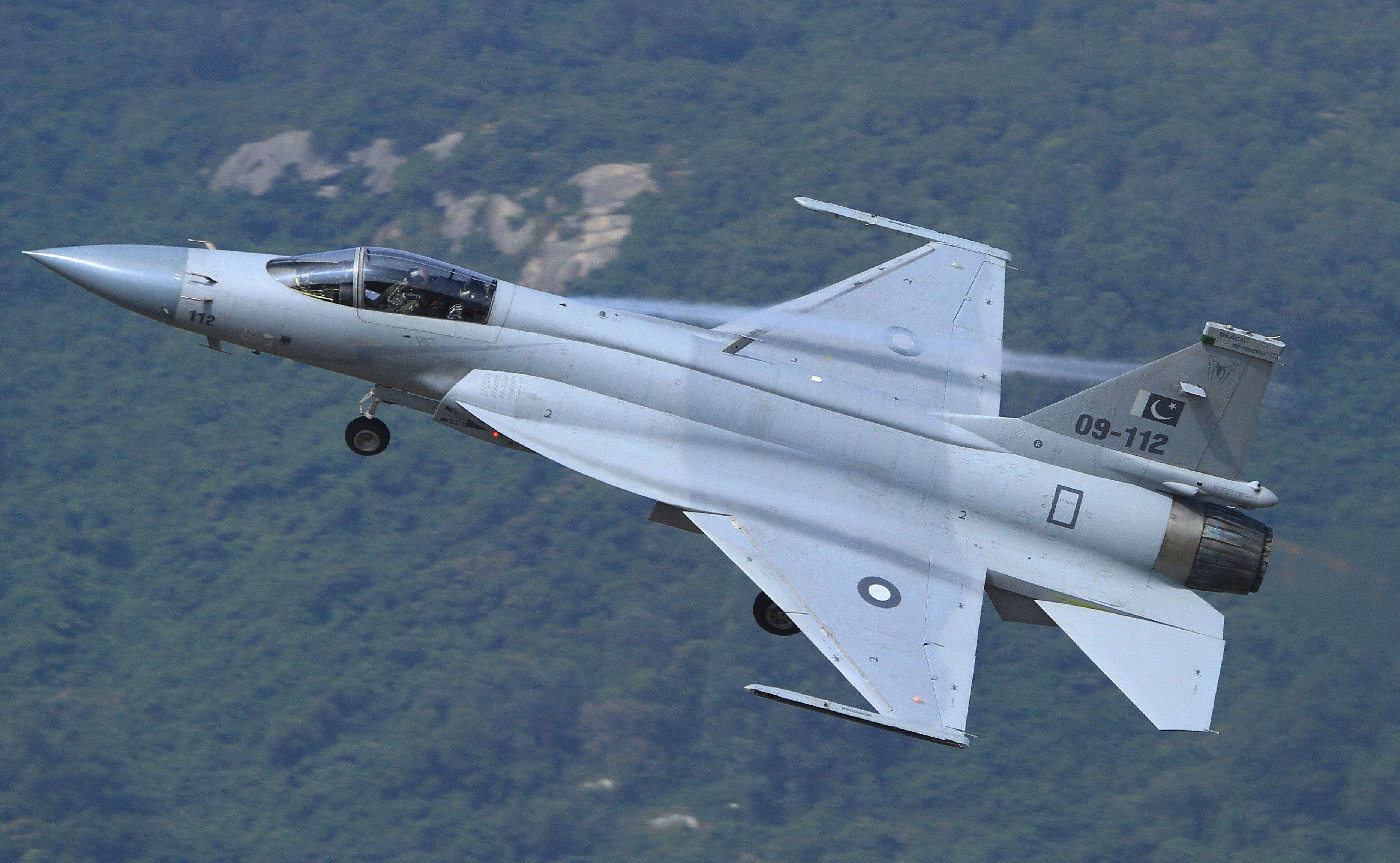 梟龍戰(zhàn)斗機(jī)圖片，展現(xiàn)中國(guó)空軍力量的驕傲，梟龍戰(zhàn)斗機(jī)風(fēng)采，中國(guó)空軍力量的驕傲圖片展示