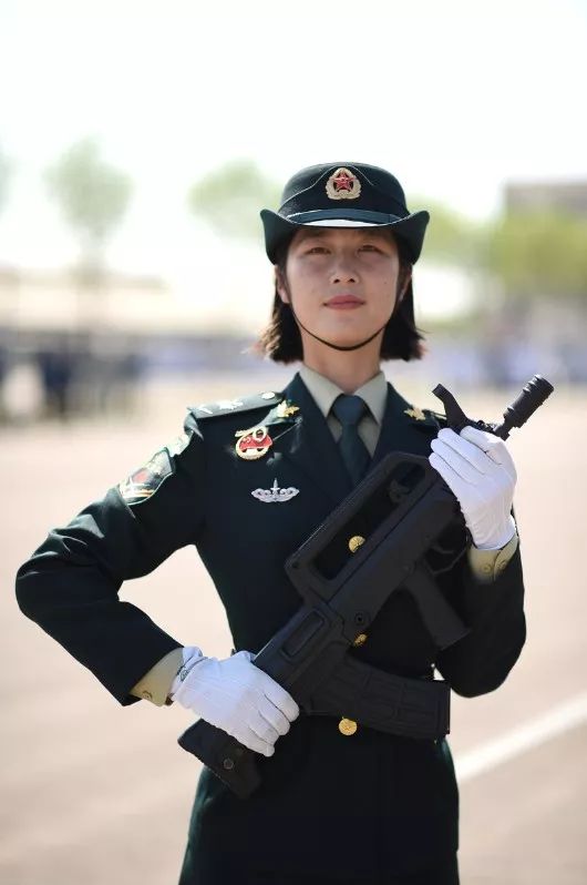國慶閱兵最美女兵，榮光背后的堅韌與毅力