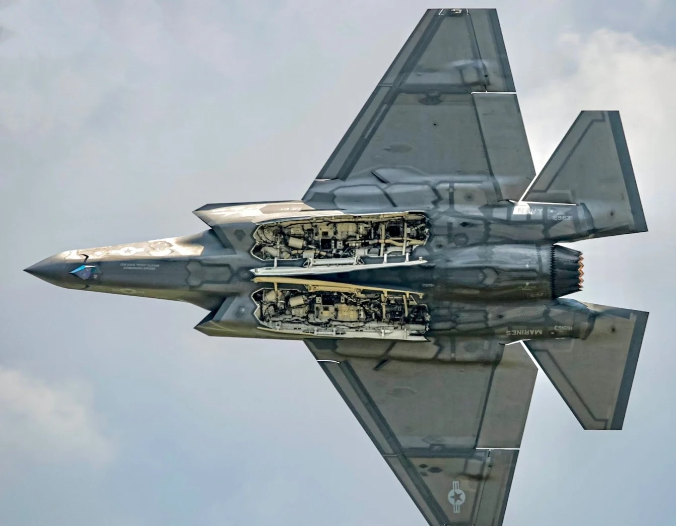 F-22與F-35，哪一款戰(zhàn)斗機(jī)更先進(jìn)？，F(xiàn)-22與F-35戰(zhàn)斗機(jī)性能對比，哪款更先進(jìn)？