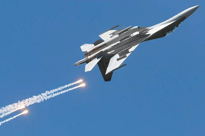 殲-16與F-16，空中對決的能力對比，殲-16與F-16空中對決能力對比解析