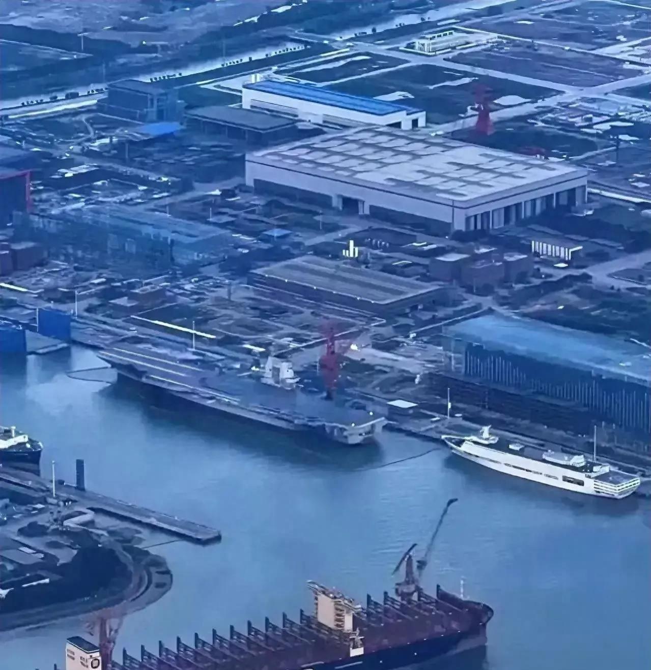 遼寧艦與山東艦，究竟誰更大？深度解析兩艘航母的規(guī)模和實力對比，遼寧艦與山東艦規(guī)模與實力深度對比，誰更大？
