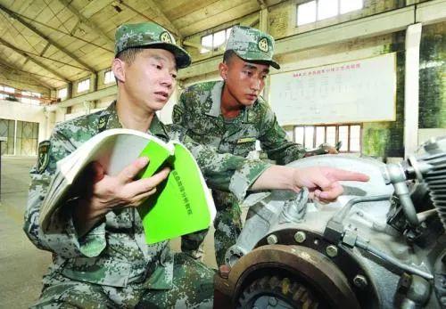 揭秘一級(jí)軍士長(zhǎng)，榮譽(yù)與職責(zé)的象征，揭秘一級(jí)軍士長(zhǎng)，榮譽(yù)與職責(zé)的象征之巔
