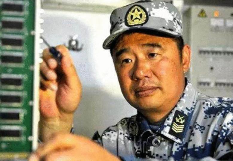 軍士長和少尉誰大？揭秘軍隊(duì)中的等級制度，揭秘軍隊(duì)等級制度，軍士長與少尉的職級對比與解析