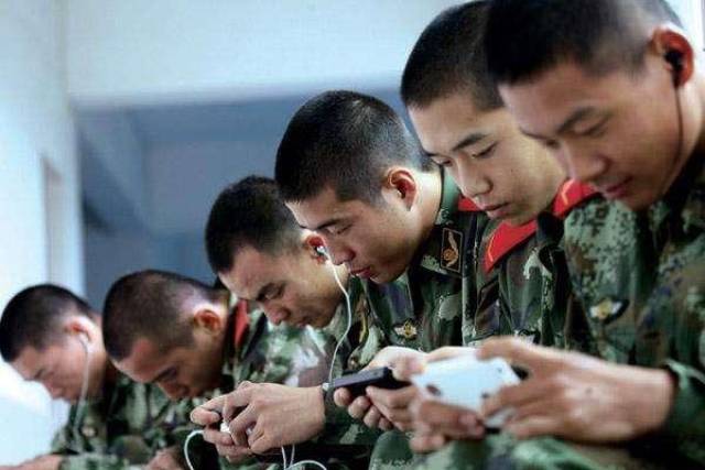 義務(wù)兵兩年內(nèi)不能碰手機(jī)嗎？——解析軍隊(duì)手機(jī)管理規(guī)定，解析軍隊(duì)手機(jī)管理規(guī)定，義務(wù)兵兩年內(nèi)使用手機(jī)政策解讀