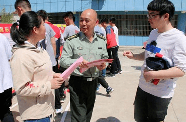 2023年當(dāng)兵的要求和條件，視力的特別關(guān)注，2023年征兵視力要求及報(bào)名當(dāng)兵的條件解析