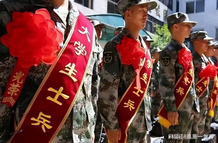 關(guān)于在校大學(xué)生是否應(yīng)該去當(dāng)兵的一些思考，在校大學(xué)生是否應(yīng)該選擇入伍，深度思考探討