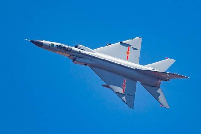 殲8戰(zhàn)斗機圖片，歷史、技術特點與現(xiàn)代價值，殲8戰(zhàn)斗機，歷史、技術特點與現(xiàn)代價值的探索之旅的圖片集錦