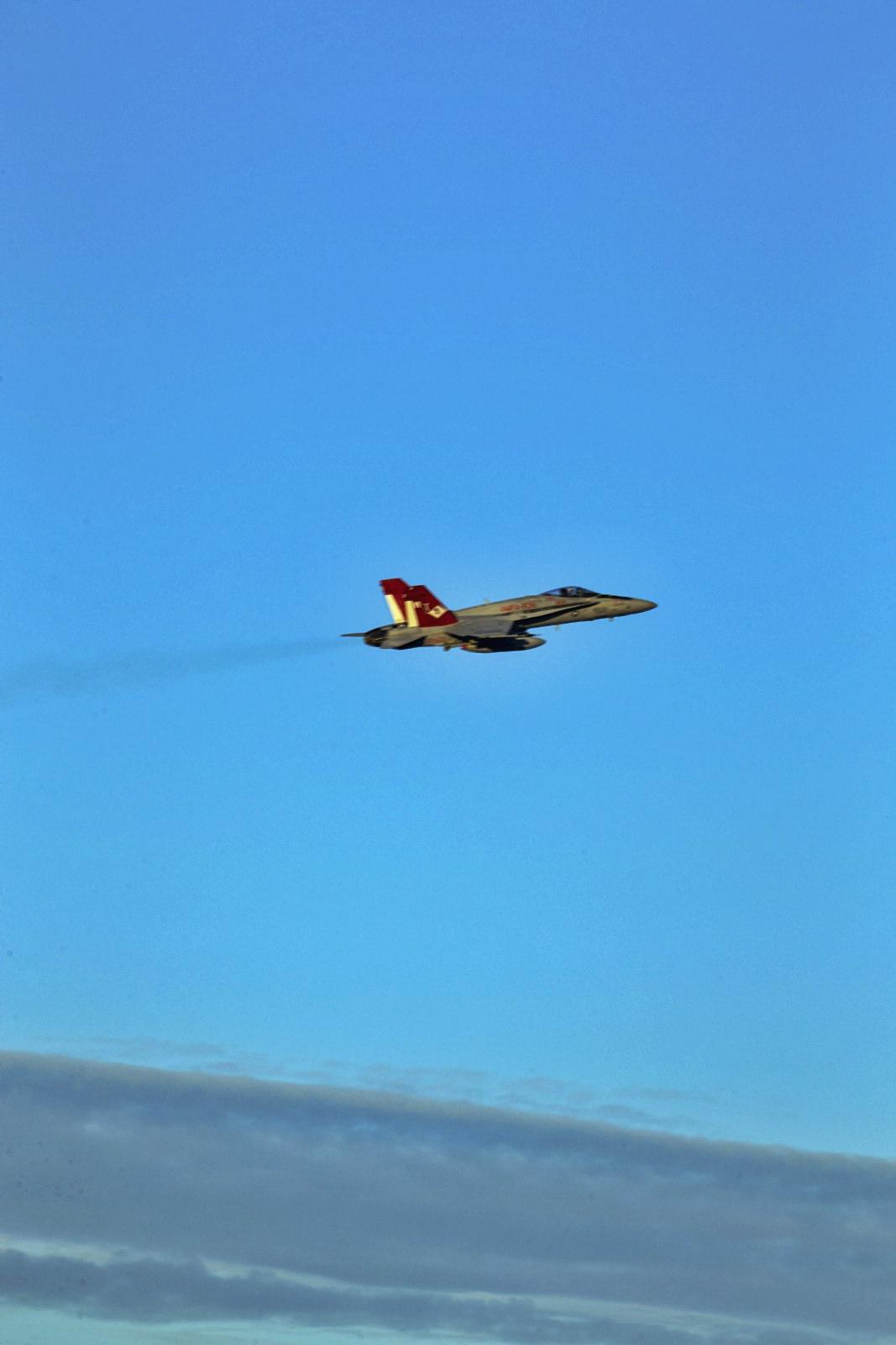 揭秘F-18戰(zhàn)斗機(jī)的卓越性能與傳奇歷程，F(xiàn)-18戰(zhàn)斗機(jī)的卓越性能與傳奇歷程揭秘